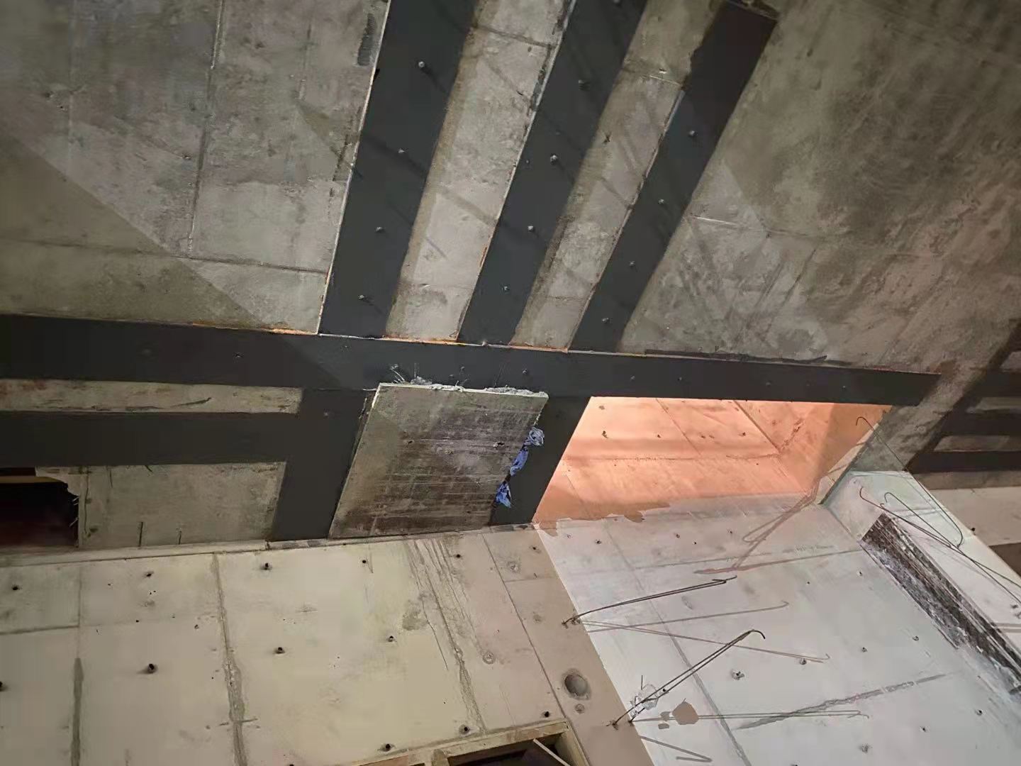 铁岭楼板开洞用粘钢加固还是碳纤维布加固